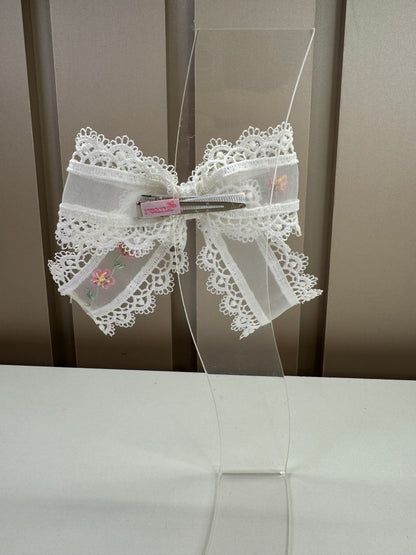 Laço Infantil Transversal Bordado Flores Miolo Pérolas Branco - Roana