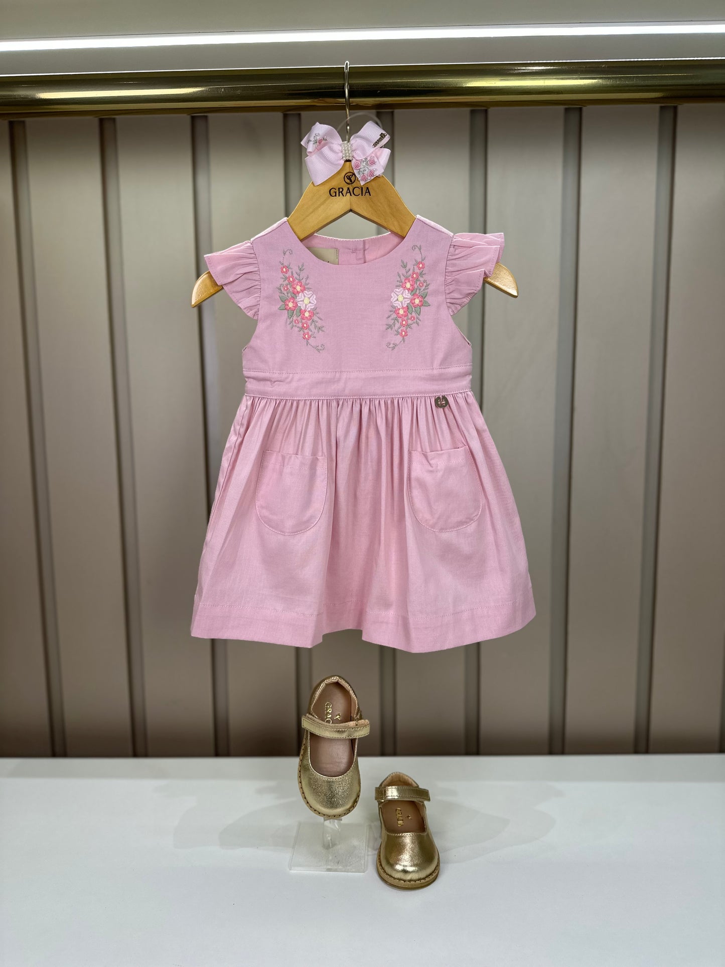 Vestido Bebê Algodão Rodado Bolsos e Bordado Floral Rosa Claro - Um Mais Um