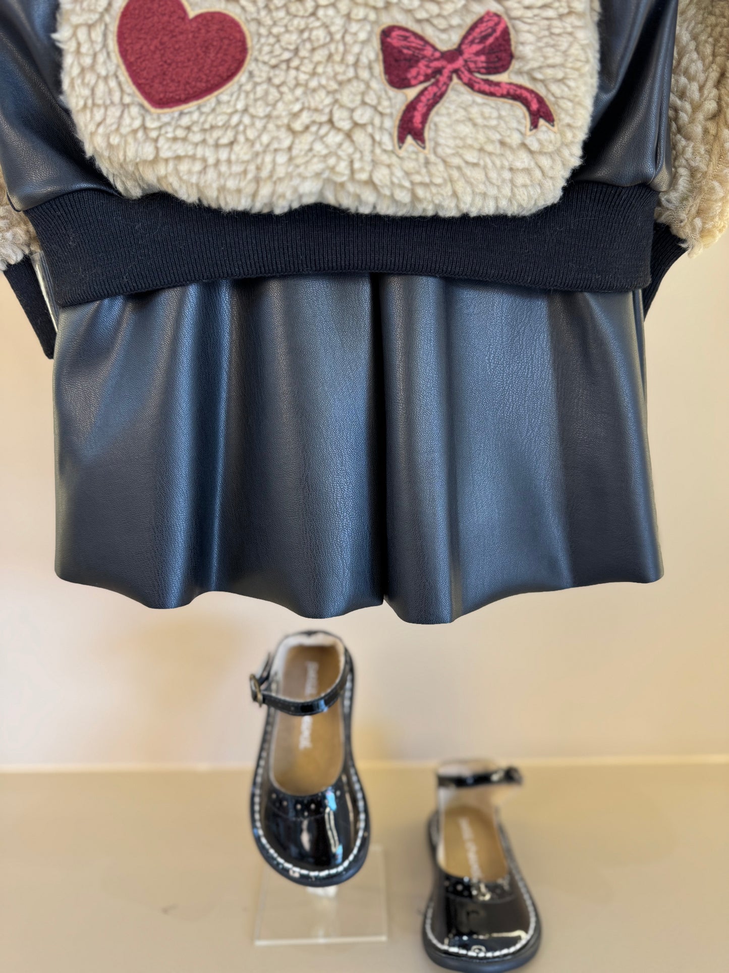 Conjunto Infantil Jaqueta Patches Couro Pele Carneirinho e Saia Evasê Couro Tech Preta - Pituchinhus