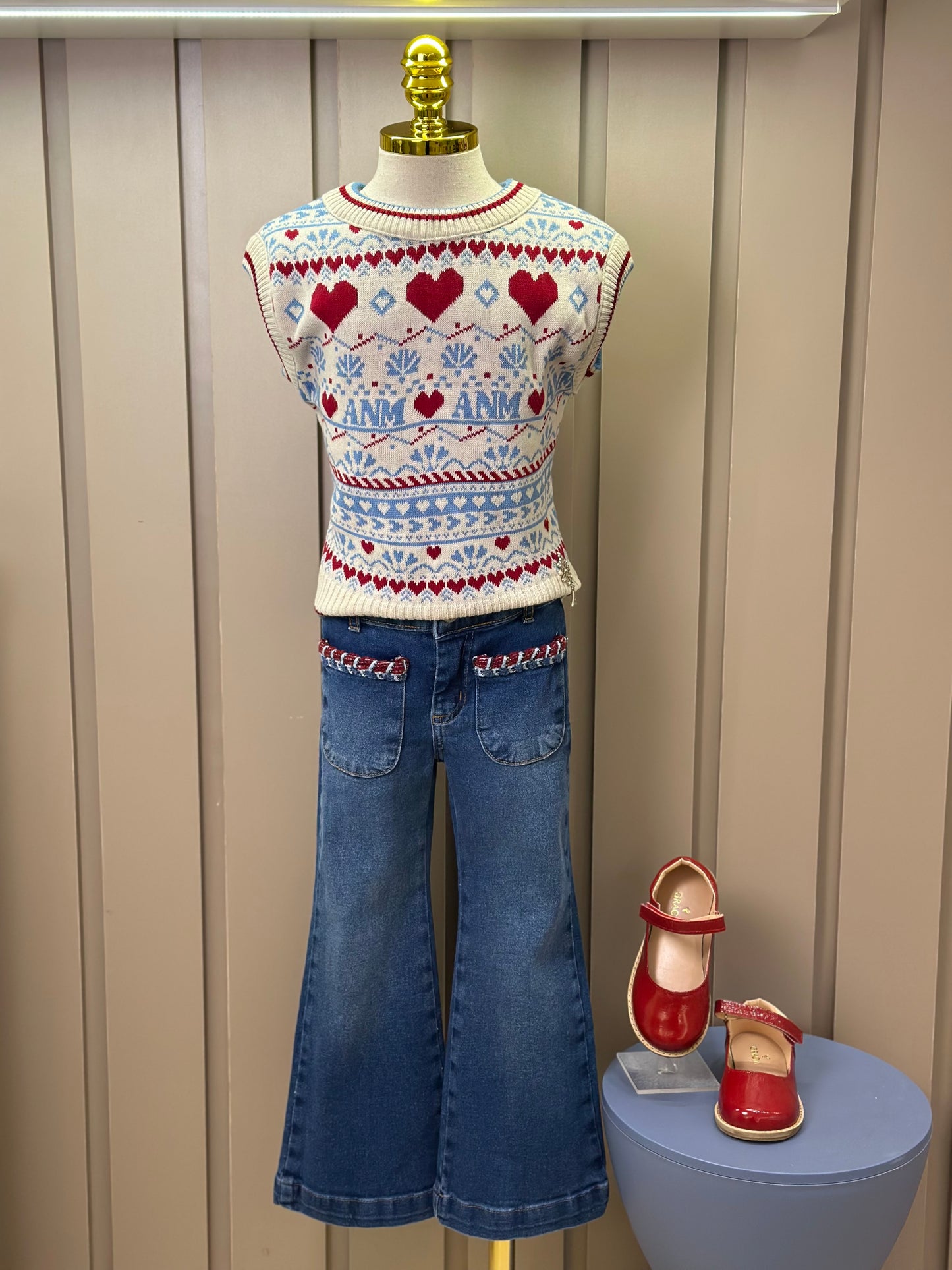 Conjunto Infantil Conceito Colete Tricot Corações e Calça Jeans Bolsos Bordados - Animê
