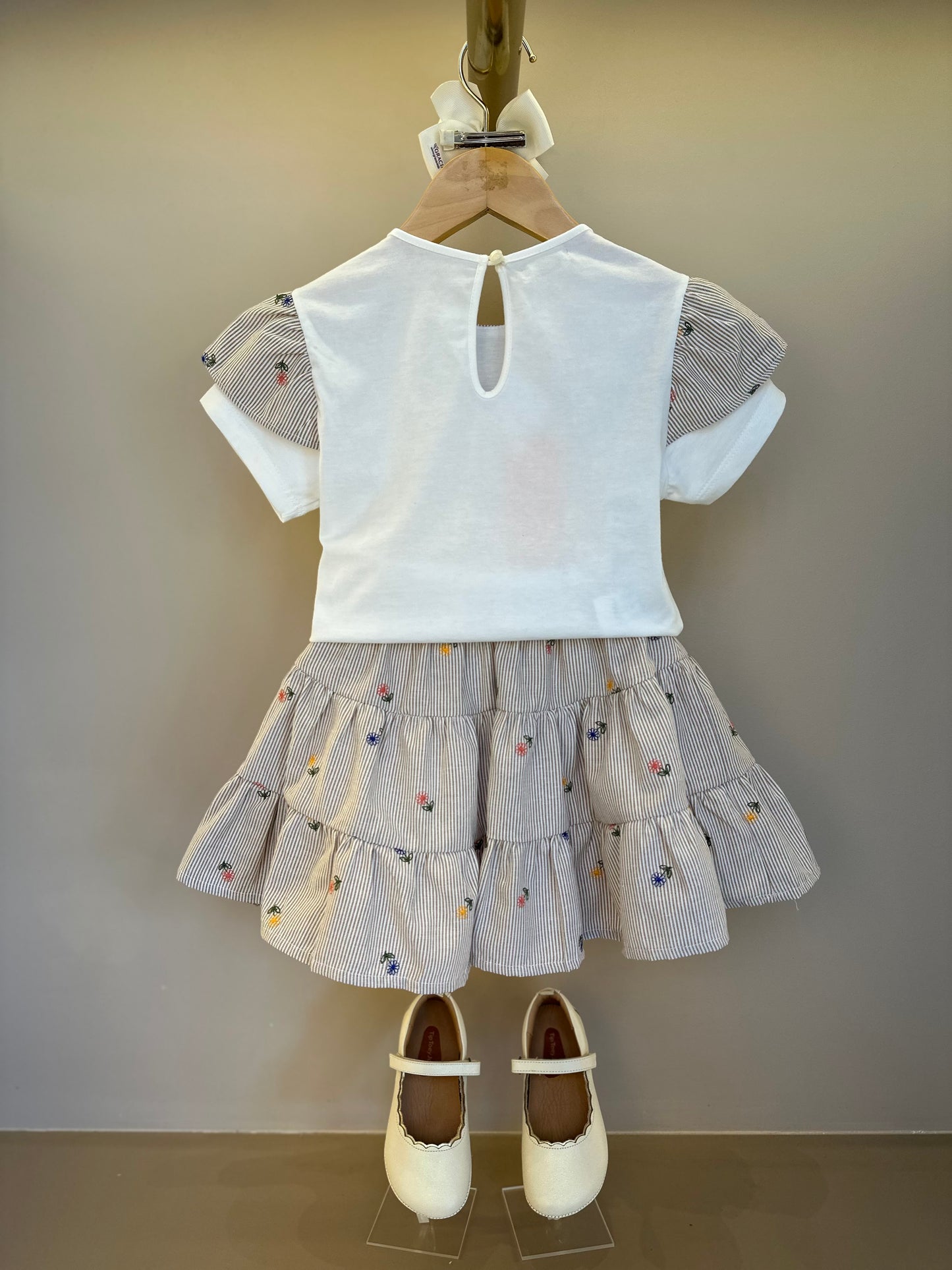 Conjunto Infantil blusa Gola Babado e Saia Tricoline Listrada Com Bordado - Um Mais Um