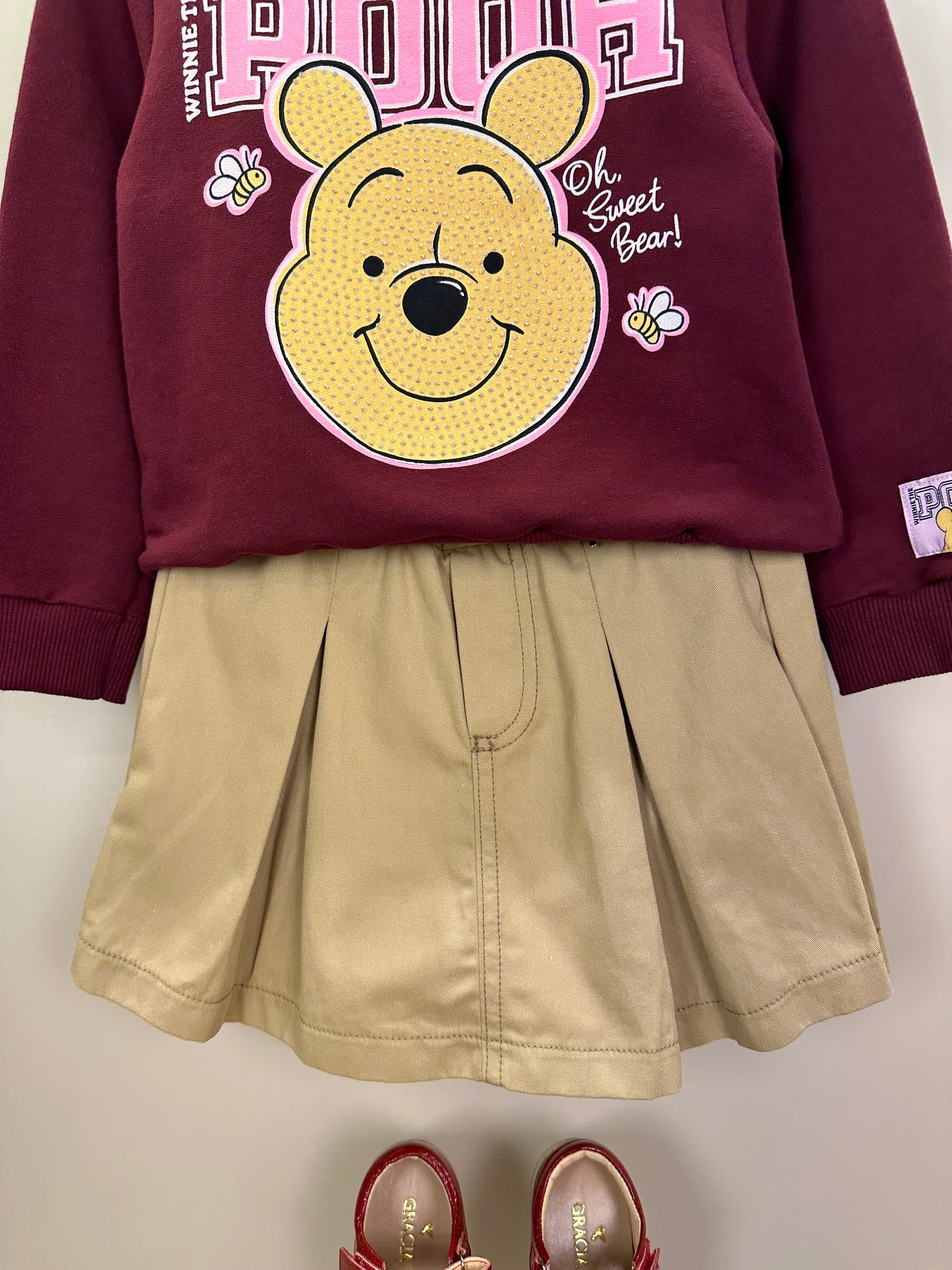 Conjunto Infantil Feminino Casaco Moletom Pooh Cranberry Juice com Saia Sarja de Pregas Bege Escuro Casual - Momi