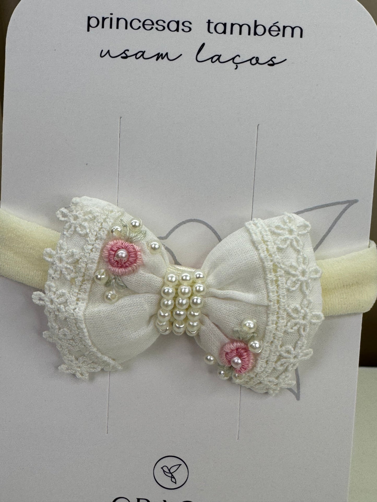 Faixinha Bebê  Laço Bordado Com Pérolas  Off White - Roana