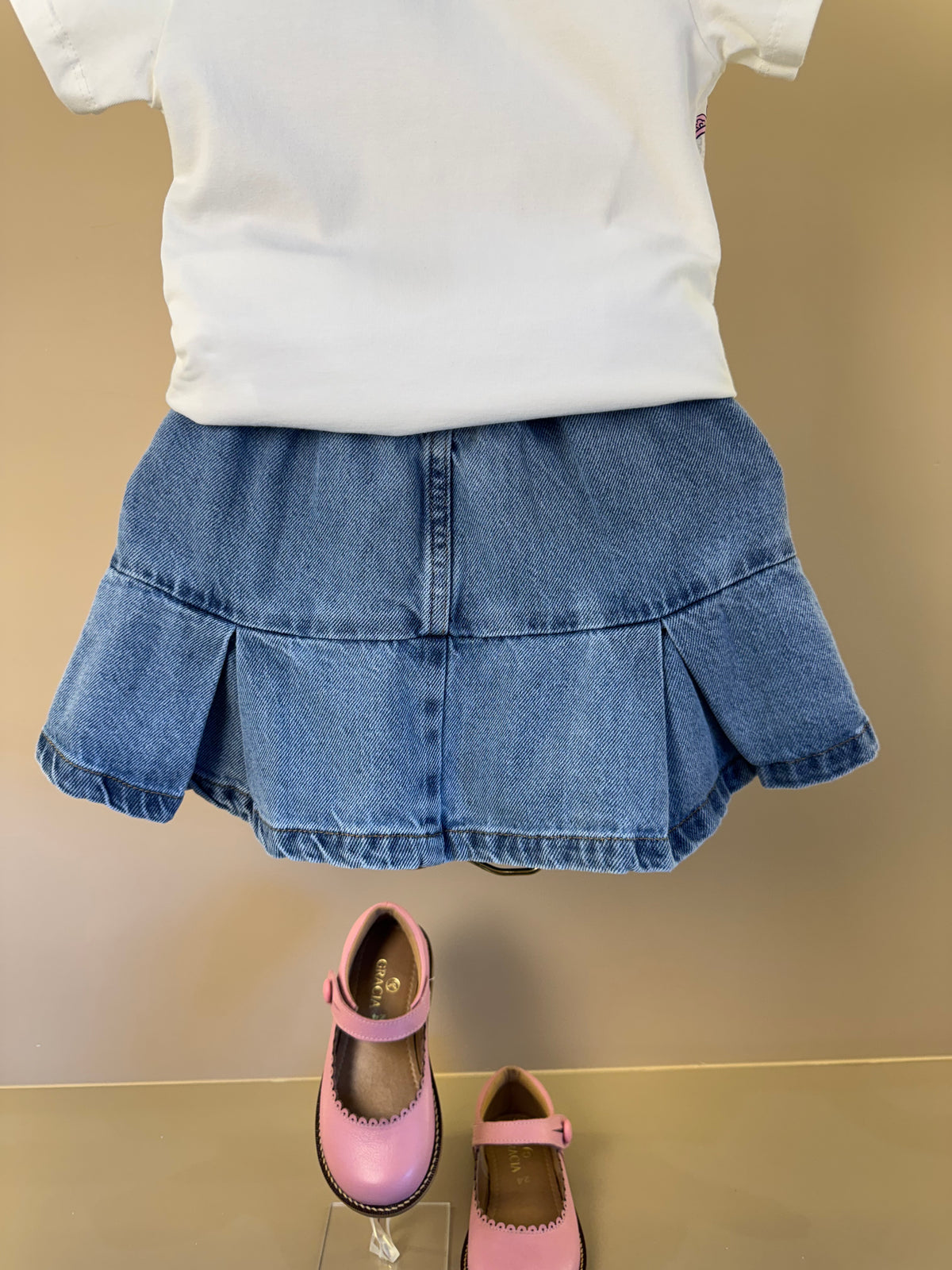 Conjunto Infantil Blusa Hello Kitty Bordado e Saia Jeans Pregas Com Pingente - Momi