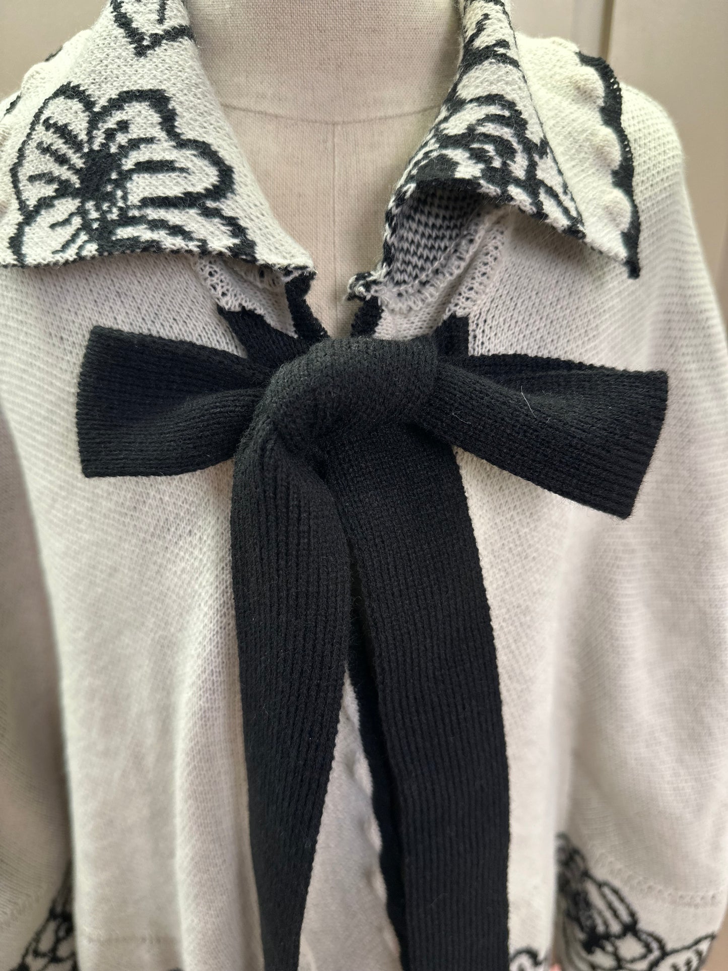 Conjunto Infantil Poncho Conceito Cru e Flores e Laço Preto e Calça Essentials Couro Tech Preta - Animê