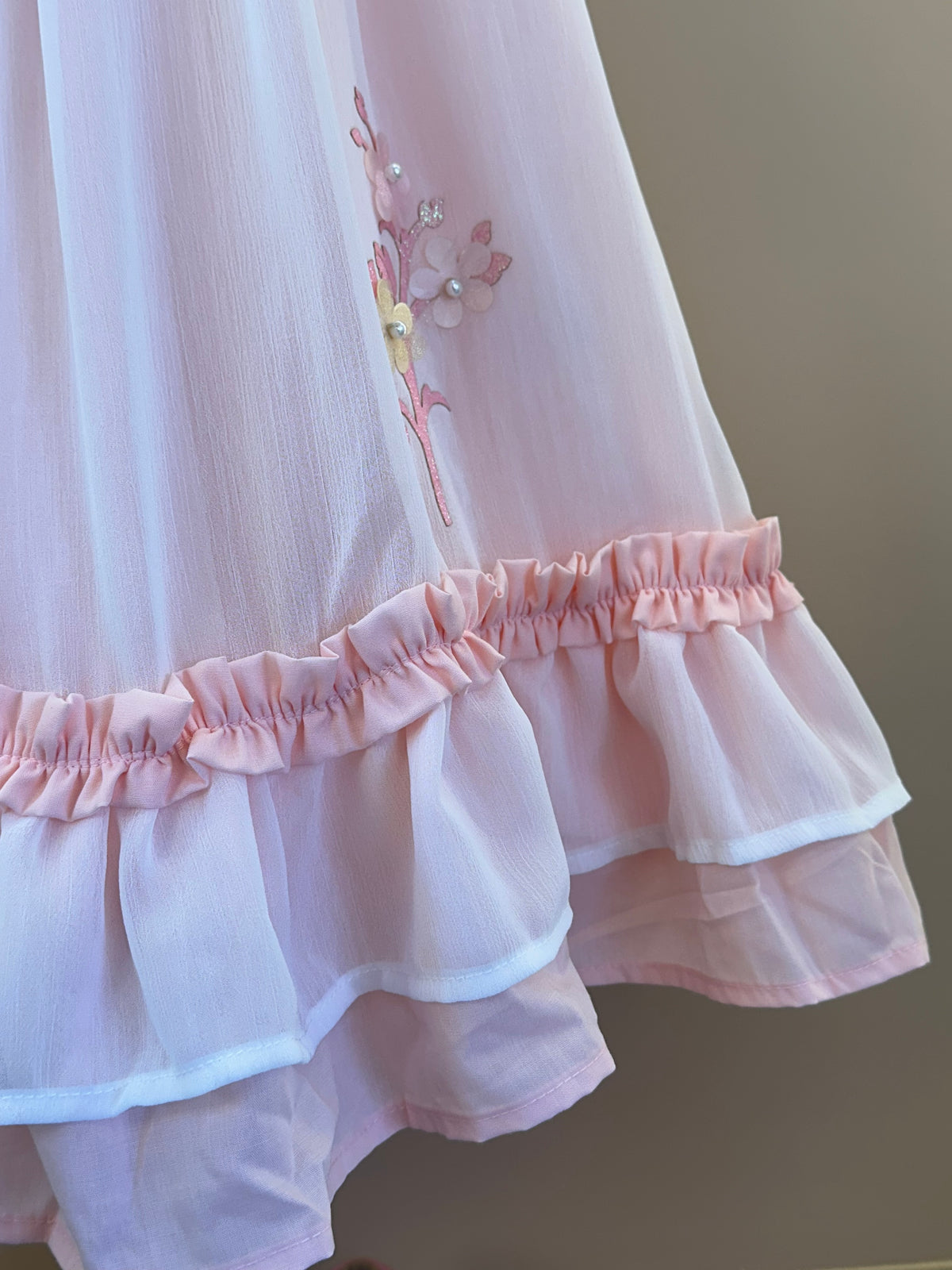 Vestido Infantil Fluído com Babados e Aplicacão Buque de Flores Salmão - Gabriela Aquarela