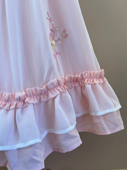Vestido Infantil Fluído com Babados e Aplicacão Buque de Flores Salmão - Gabriela Aquarela