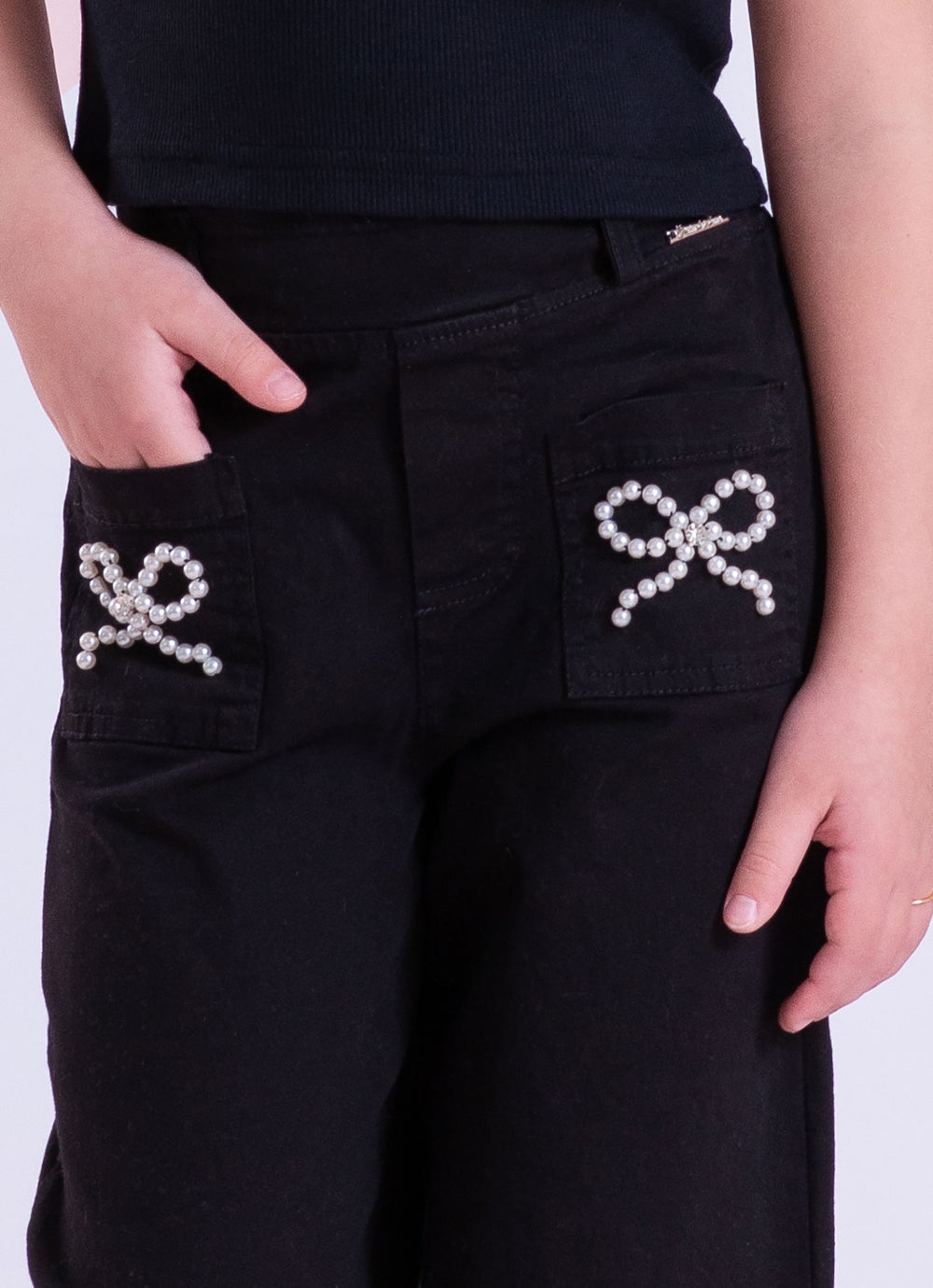 Conjunto Infantil Casaco Tricot Lacinhos Bordados Pérolas e Cristais e Calça Sarja Reta Laços Bordados Bolsos Preta - Pi