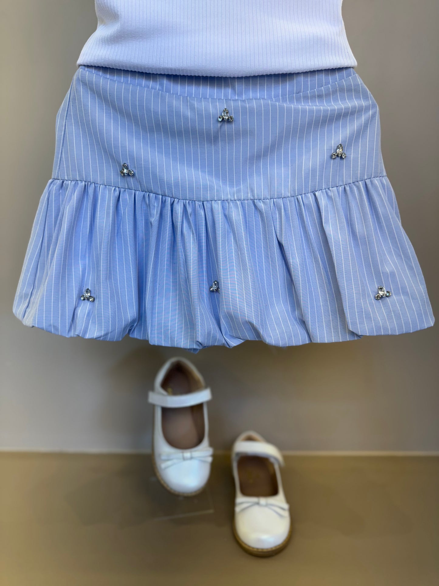 Conjunto Infantil  Saia Com Detalhes  Camisa Listrada Blusa Branca - Gabriela Aquarela