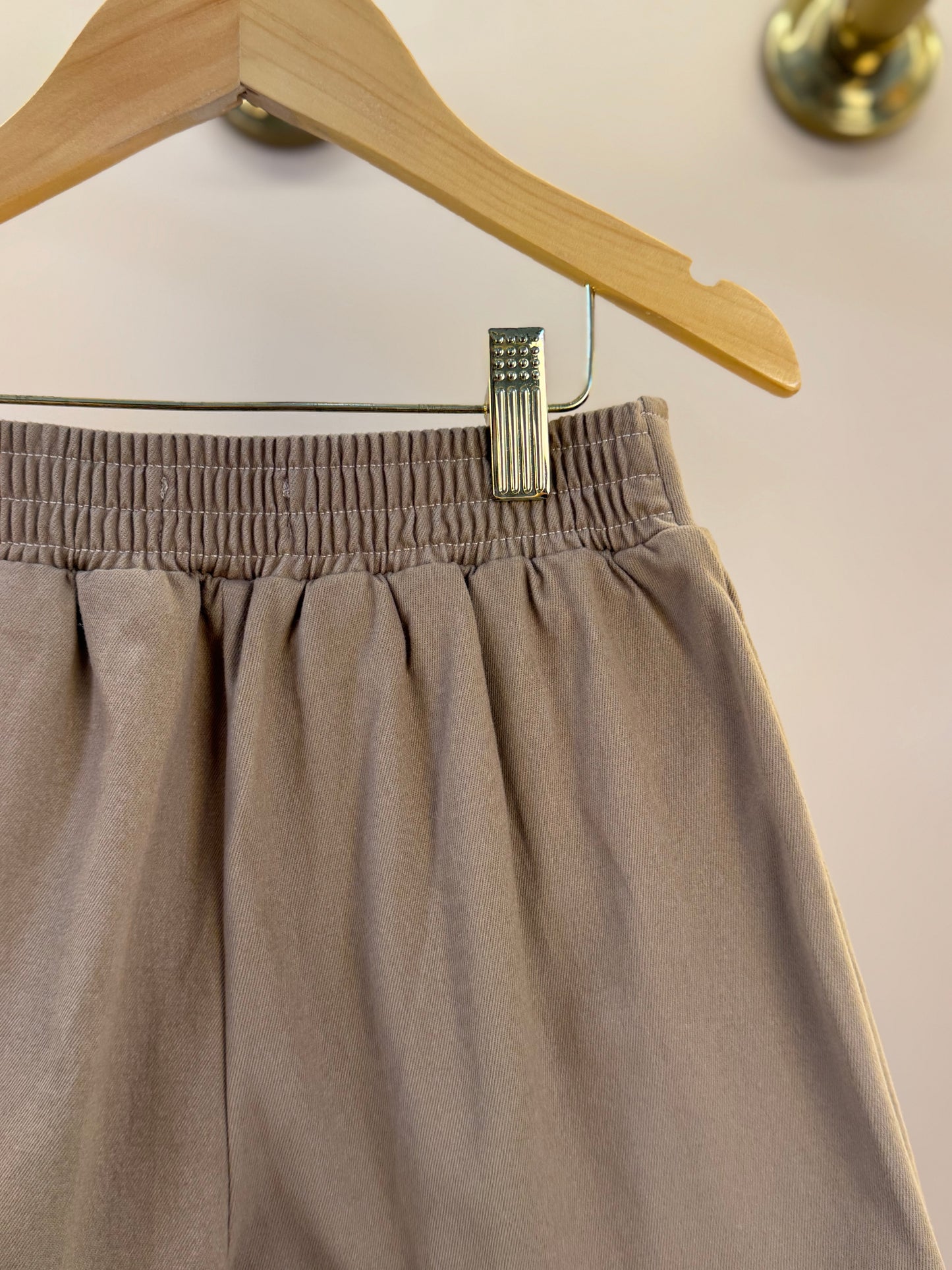 Saia-shorts Infantil Sarja Pregas Bege Escuro - Pituchinhus