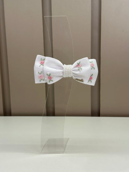 Presilha Infantil Laço Branco Bordado Flores e Miolo Pérolas- Roana