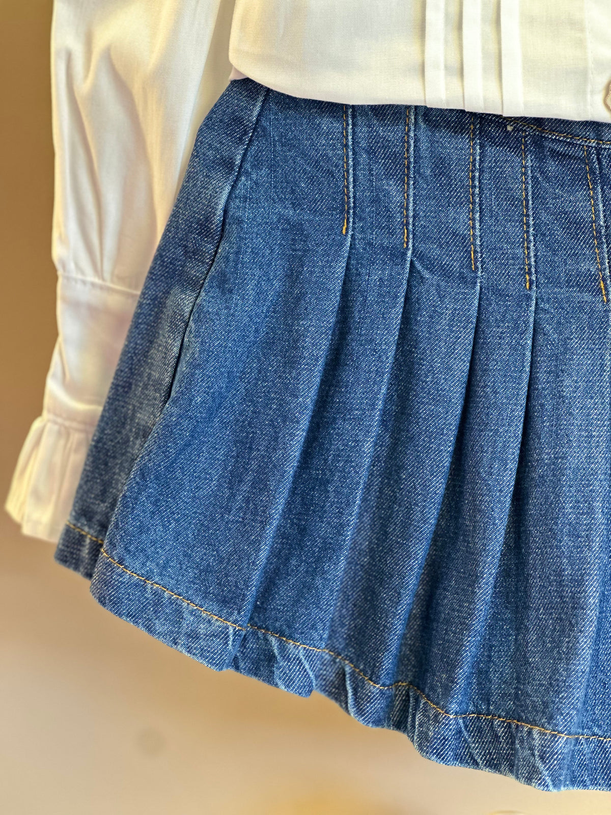 Conjunto Infantil Camisa Babadinhos Punho Pregas Branca e Saia  Jeans Pochete Laço Pérolas - Luluzinha