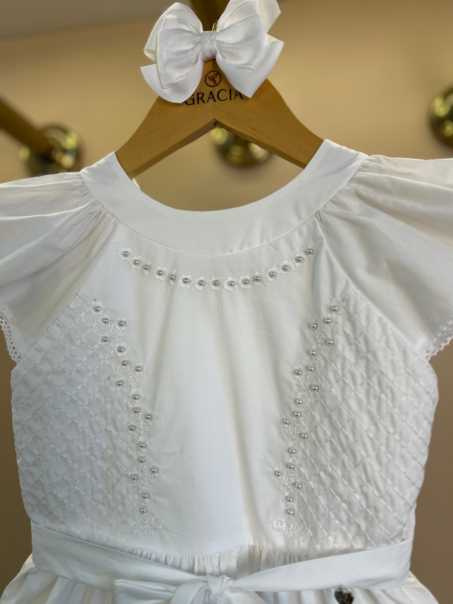 Vestido Infantil Algodão Branco Bordado Pérolas Laço Frontal - Petit Cherie
