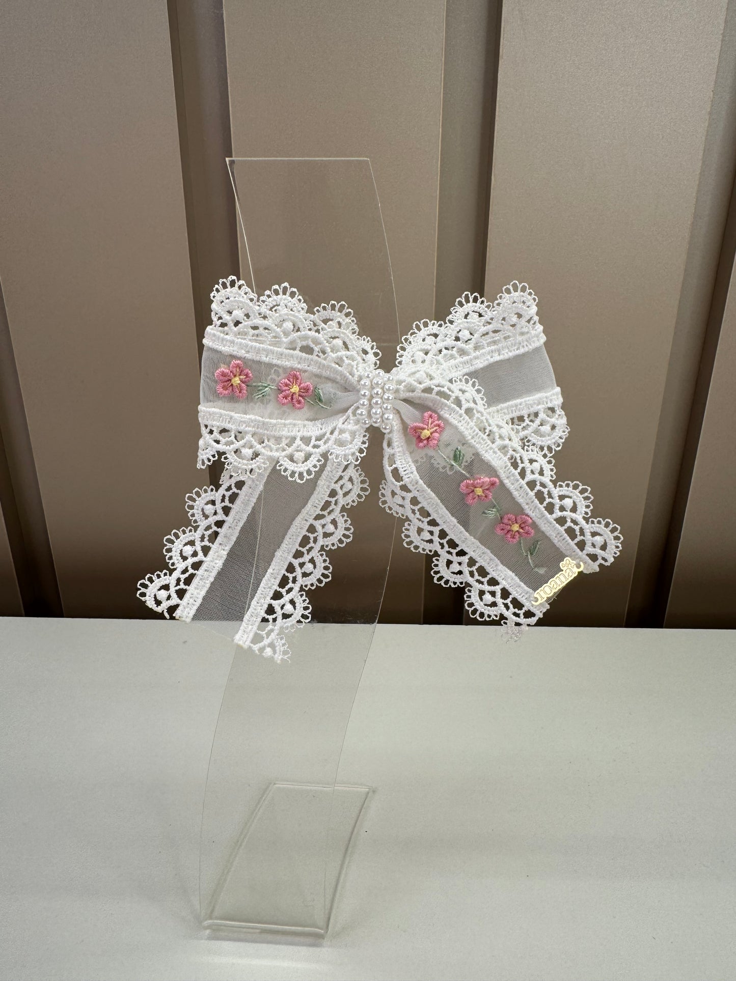 Laço Infantil Transversal Bordado Flores Miolo Pérolas Branco - Roana