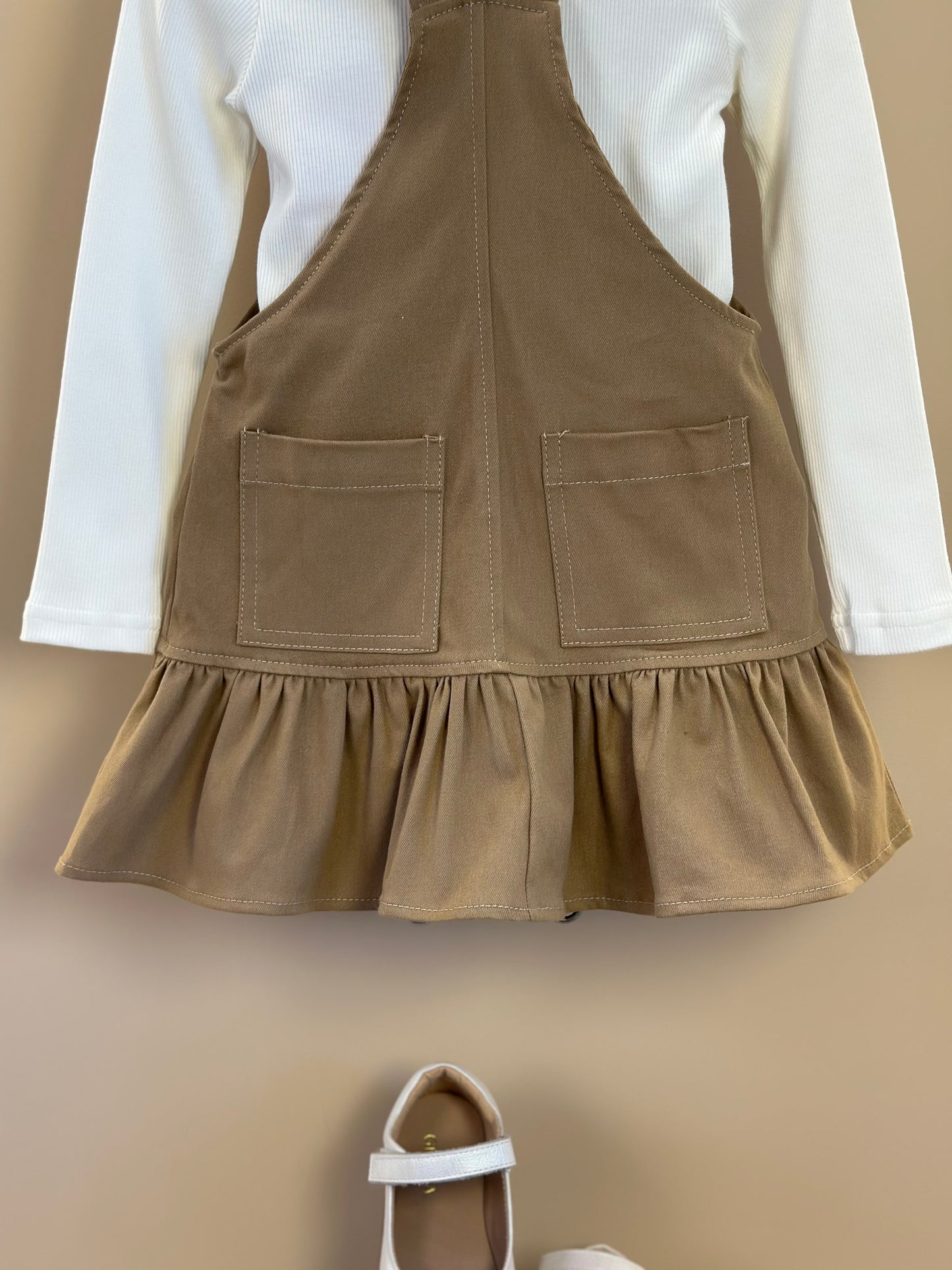 Jardineira Infantil  Sarja Ursinha Pelúcia Bege Escuro com Blusa ML Bordados Pérolas e Cristais  - Pituchinhus