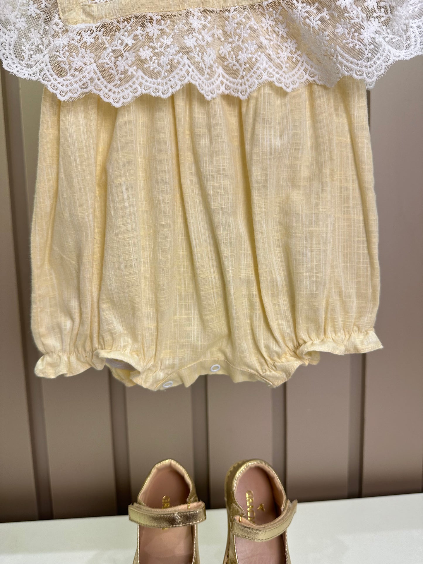 Pimpão Bebê Luxo Gola Bordada Renda Amarelo - Roana
