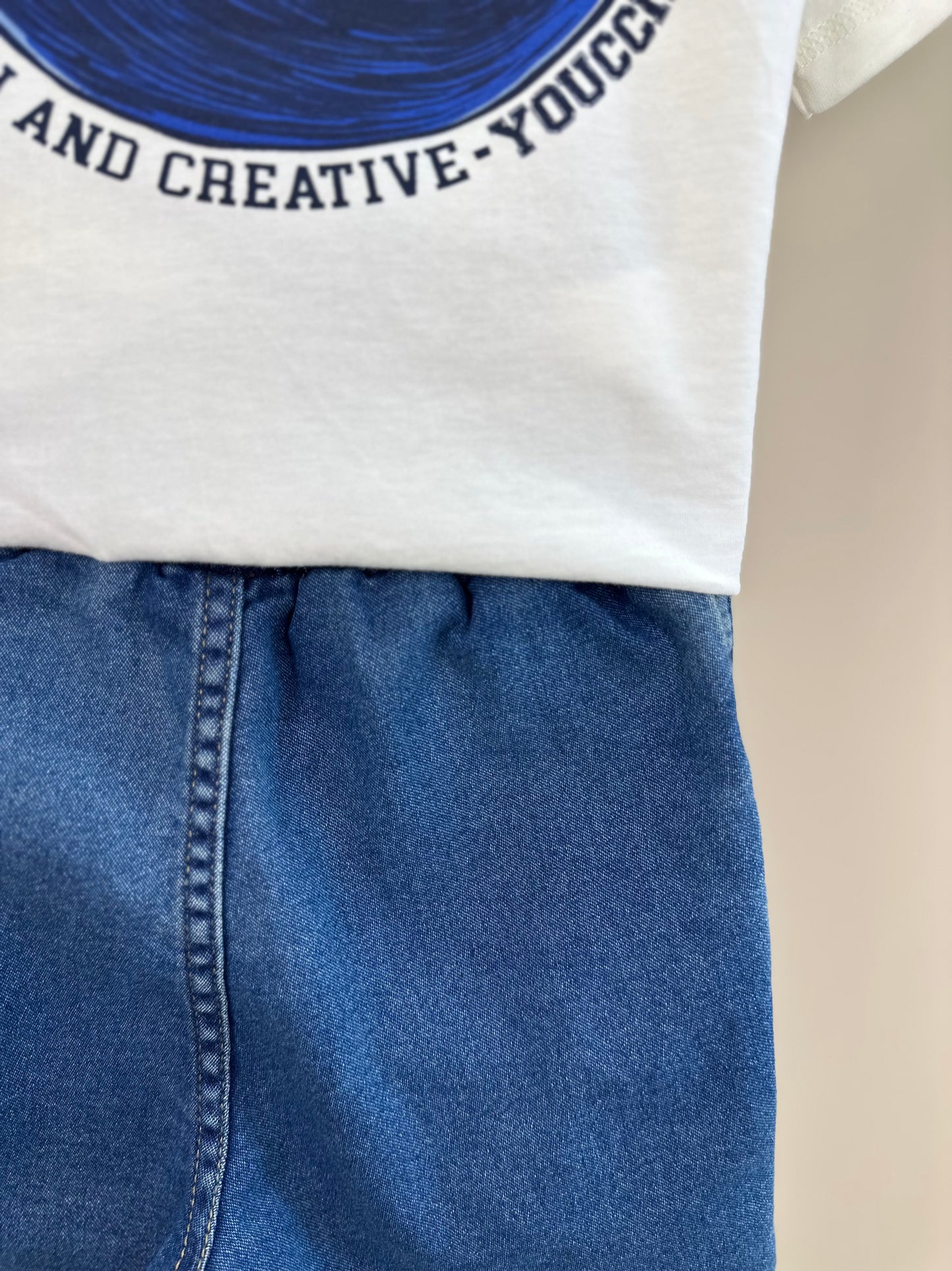 Conjunto Infantil Camiseta Branca Faixa Azul Urso Costas e Bermuda Jeans - Youccie