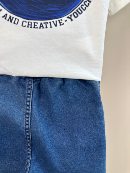 Conjunto Infantil Camiseta Branca Faixa Azul Urso Costas e Bermuda Jeans - Youccie