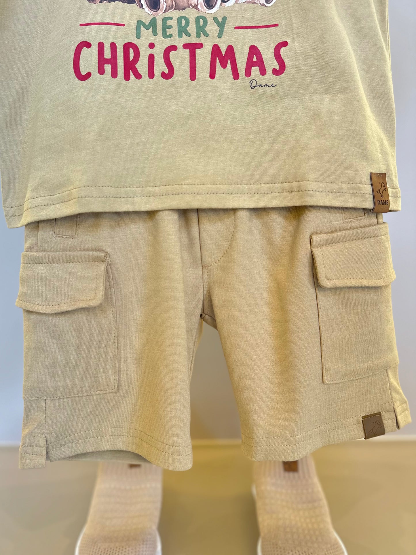Conjunto Infantil Camiseta Algodão Teddy Natal e Bermuda Ponto Roma Bolsos Cargo Bege - Dame