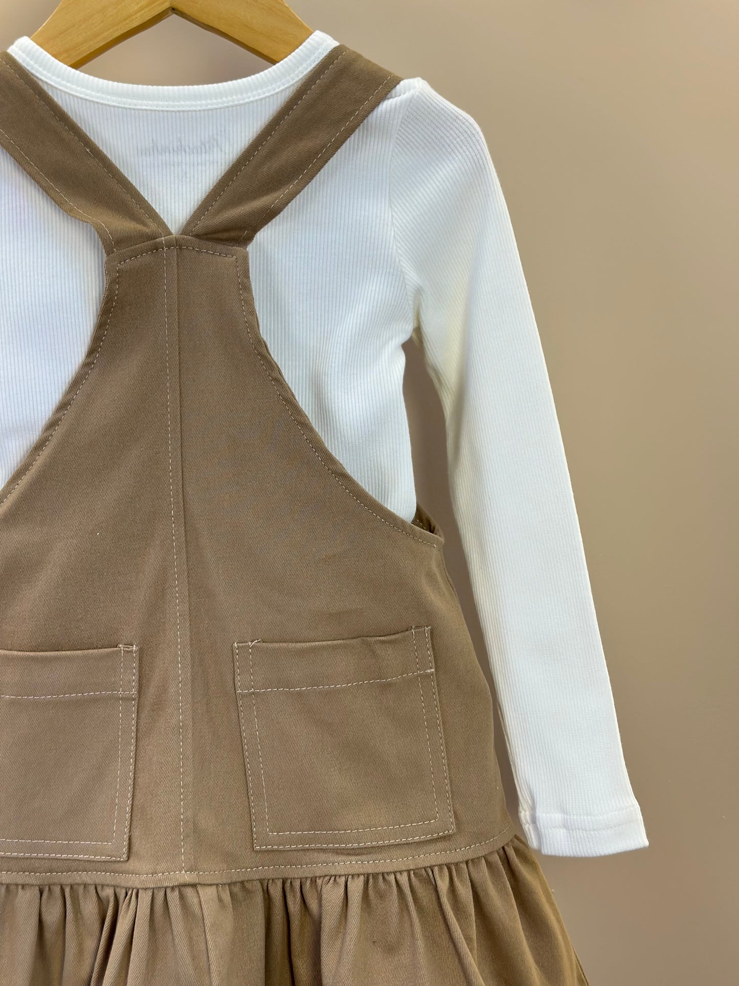 Jardineira Infantil  Sarja Ursinha Pelúcia Bege Escuro com Blusa ML Bordados Pérolas e Cristais  - Pituchinhus