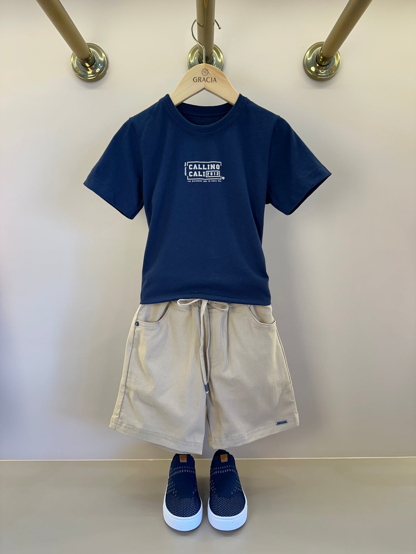 Conjunto Infantil Camiseta Calling e Bermuda Bege  - Little Johnny