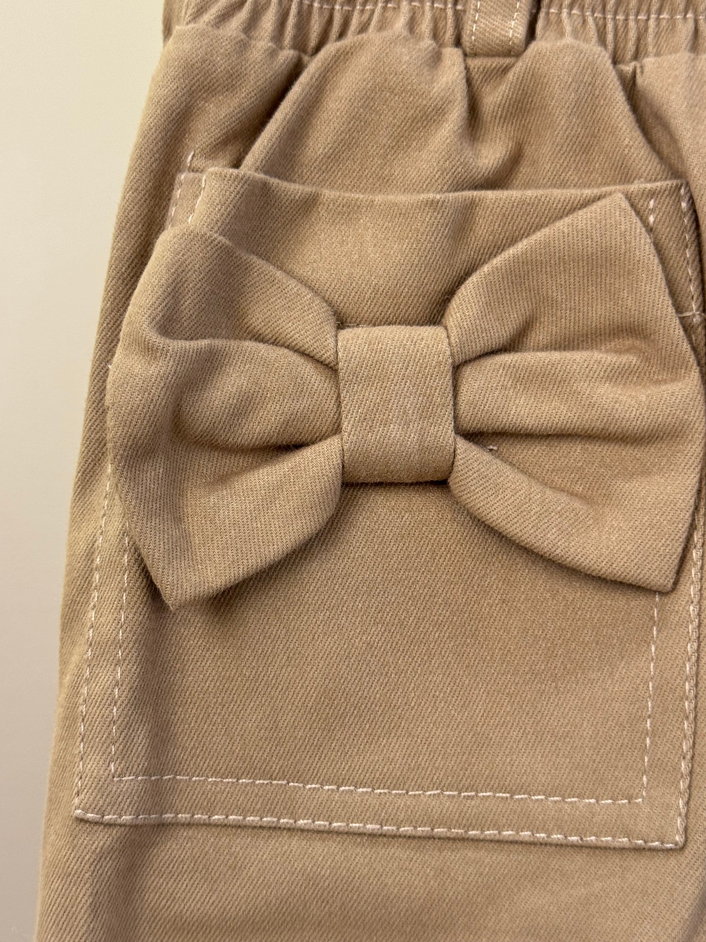 Calça Infantil Sarja Bolsos Laço Bege Escuro - Pituchinhus