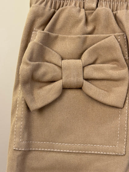 Calça Infantil Sarja Bolsos Laço Bege Escuro - Pituchinhus