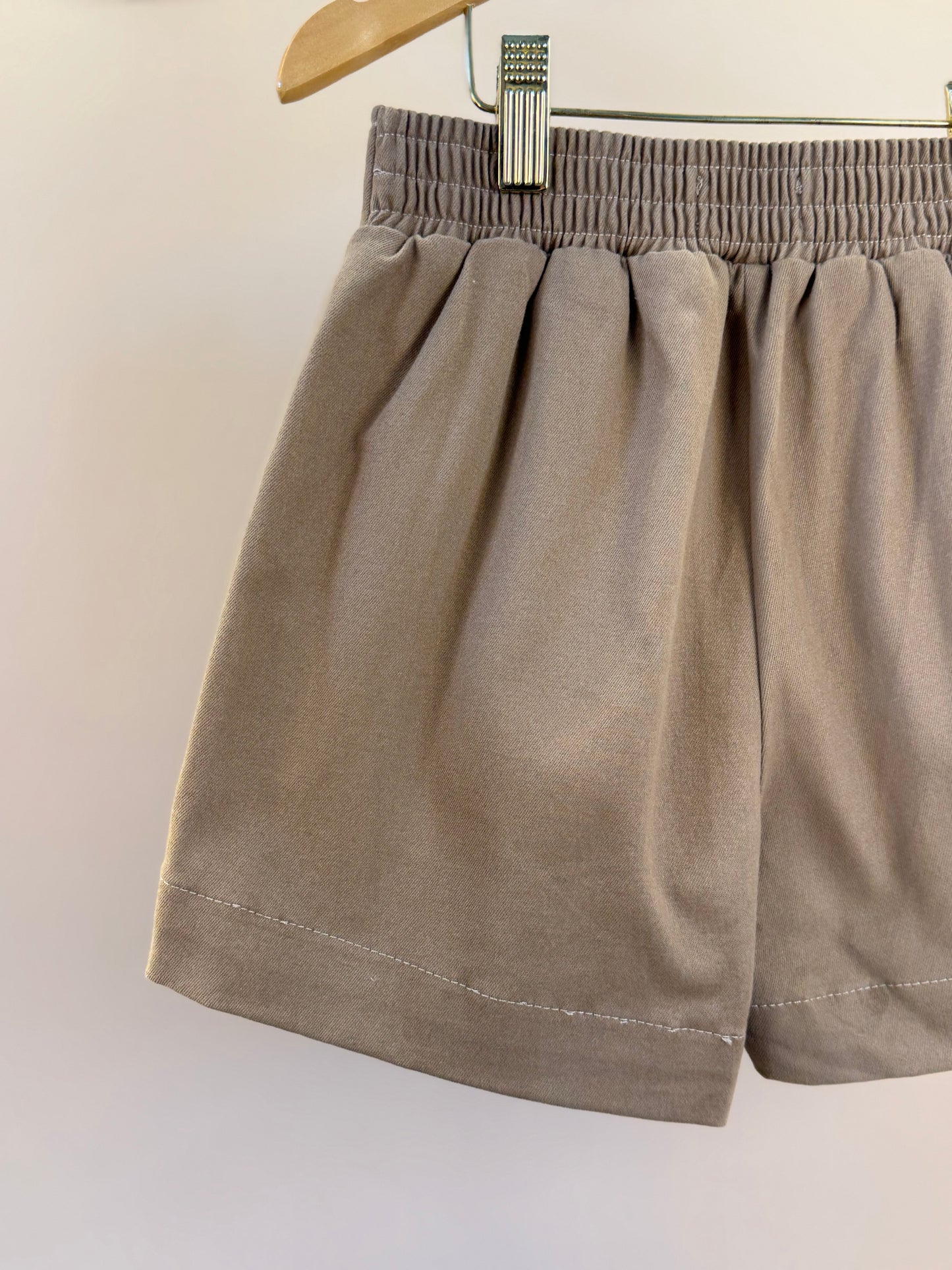 Saia-shorts Infantil Sarja Pregas Bege Escuro - Pituchinhus