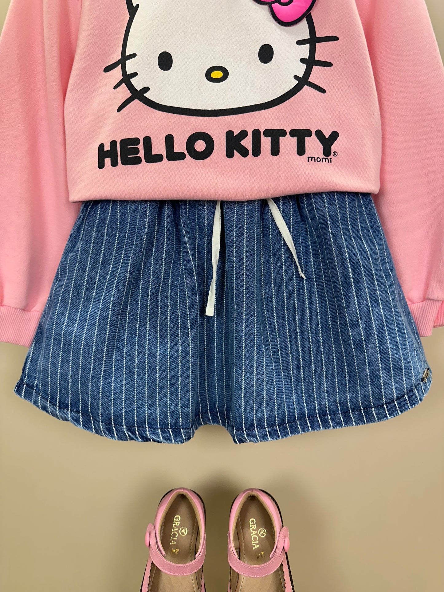 Conjunto Infantil Feminino Conjunto Infantil Casaco Moletom Hello Kitty Rosa Blossom com Saia Jeans Listrada Cós Duplo Branco - Momi