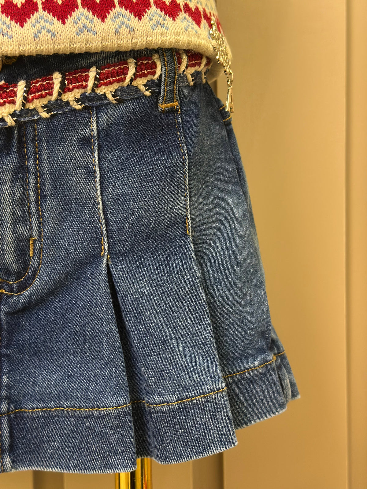 Conjunto Infantil Conceito Colete Tricot Corações e Shorts-saia Jeans Cós Bordado - Animê