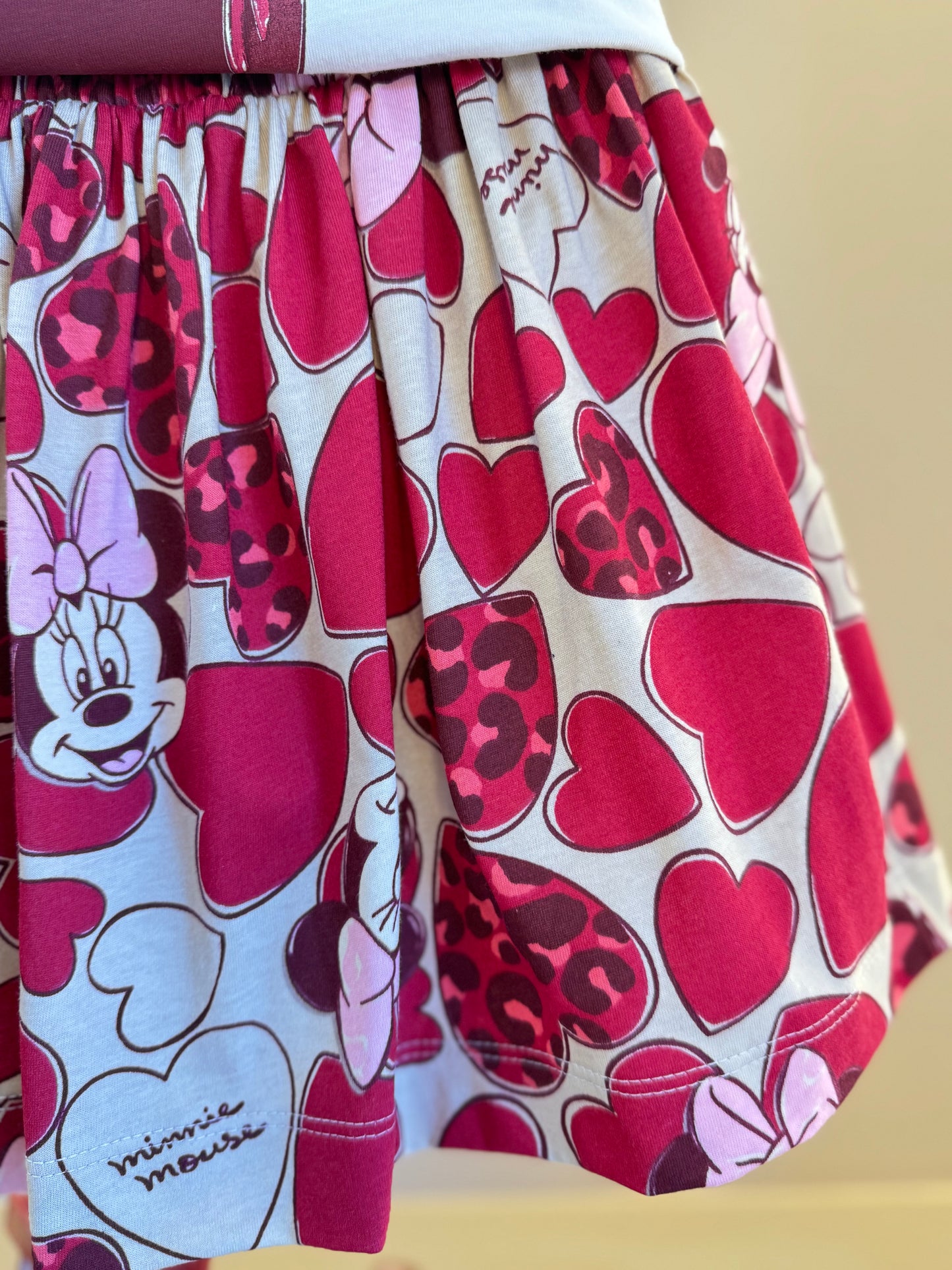 Conjunto Infantil Camiseta MC e Saia Minnie Mouse Hearts - Animê Petite