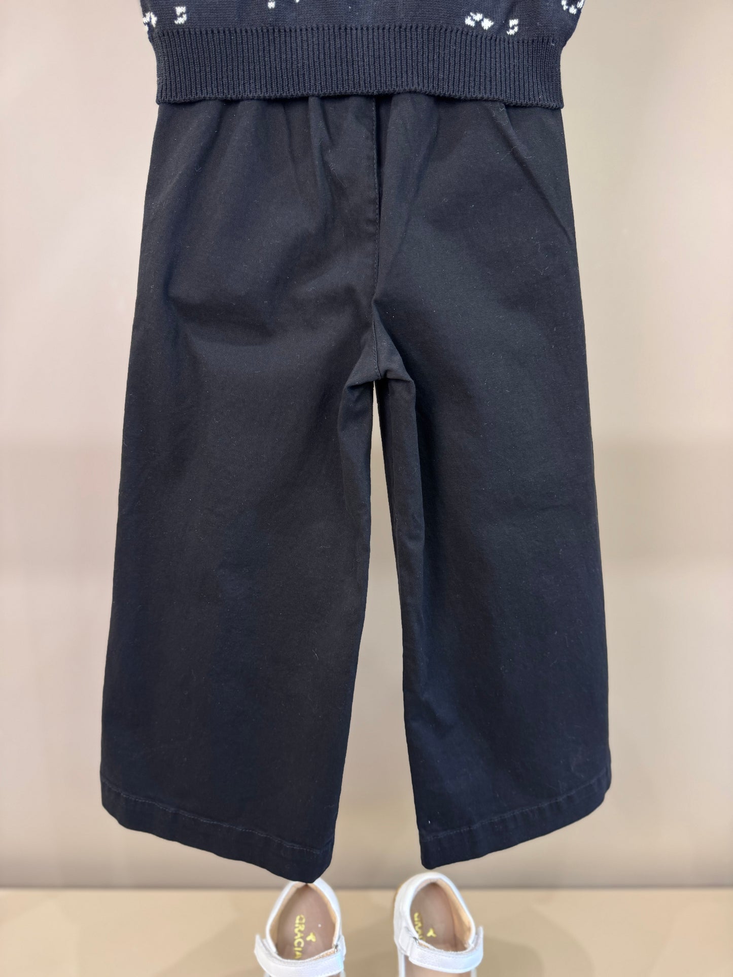 Conjunto Infantil Casaco Tricot Lacinhos Bordados Pérolas e Cristais e Calça Sarja Reta Laços Bordados Bolsos Preta - Pi