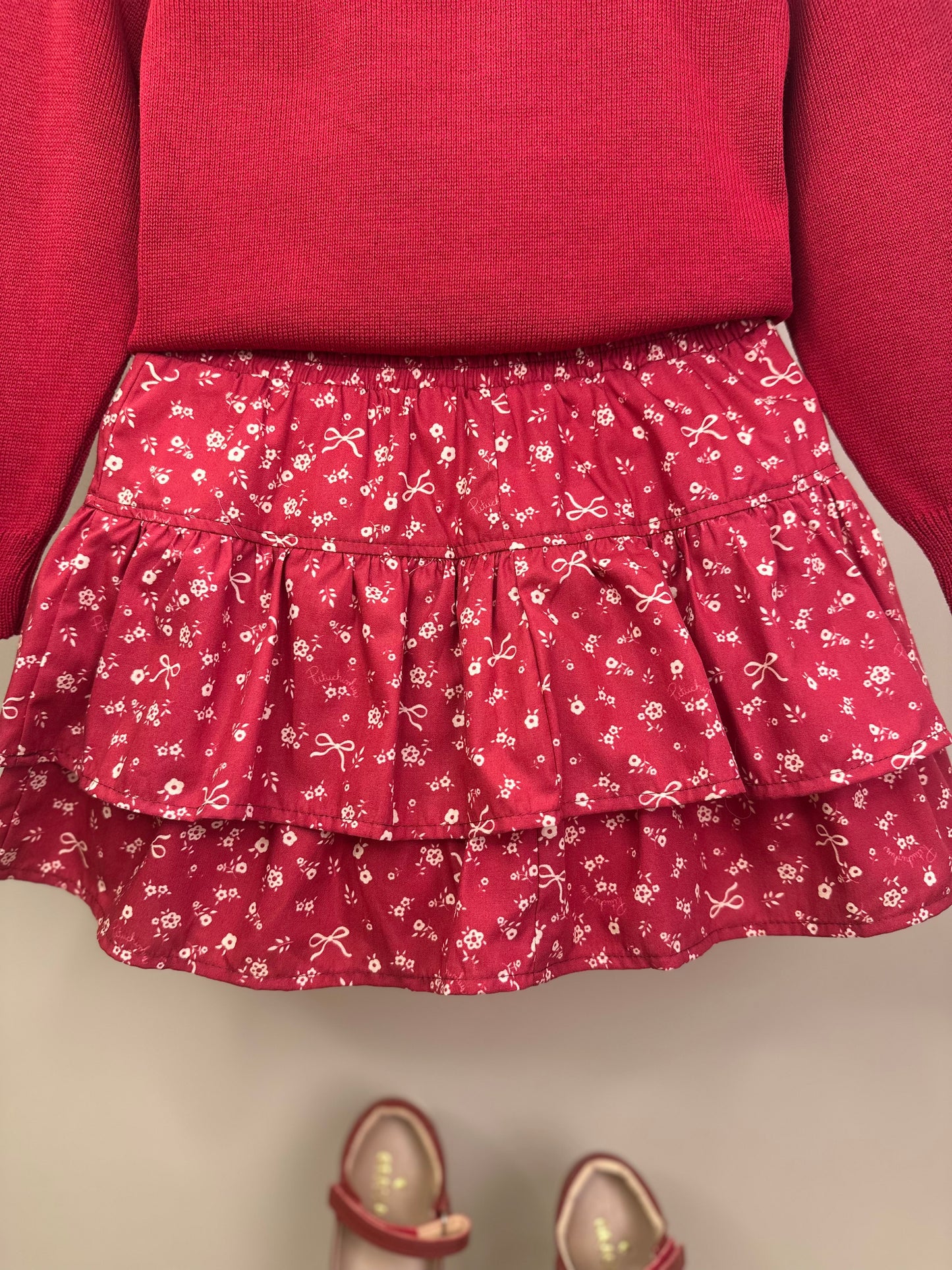 Conjunto Infantil Blusa Tricot Laço Bordado Pérolas E Cristais Bala de Cereja e Saia-shorts Mini Flores Babados e Laços