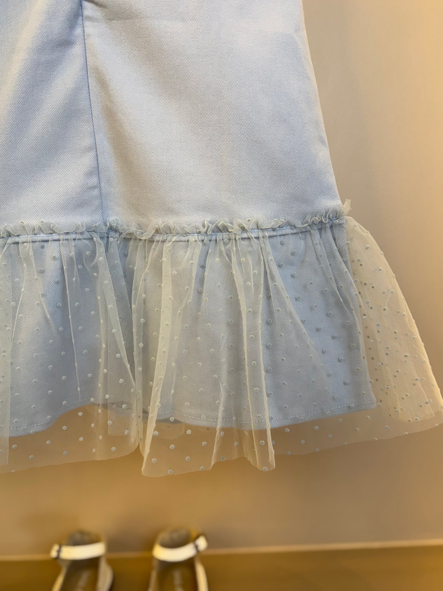 Salopete Infantil Sarja Pérolas Lacinhos e Barra Tule Azul Céu - Petit Cherie