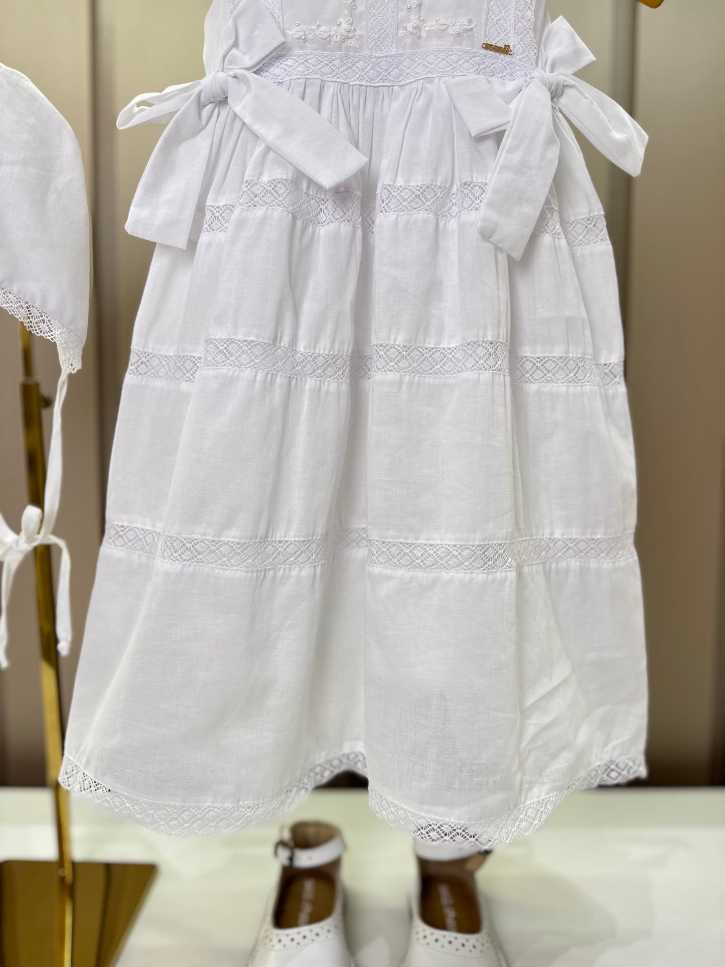 Mandrião Bebê Luxo Algodão Rendas, Bordados, Laços Laterais, Medalhinha e Touca - Roana