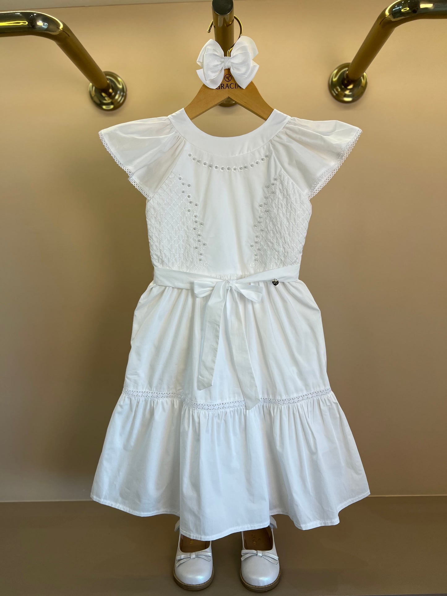 Vestido Infantil Algodão Branco Bordado Pérolas Laço Frontal - Petit Cherie