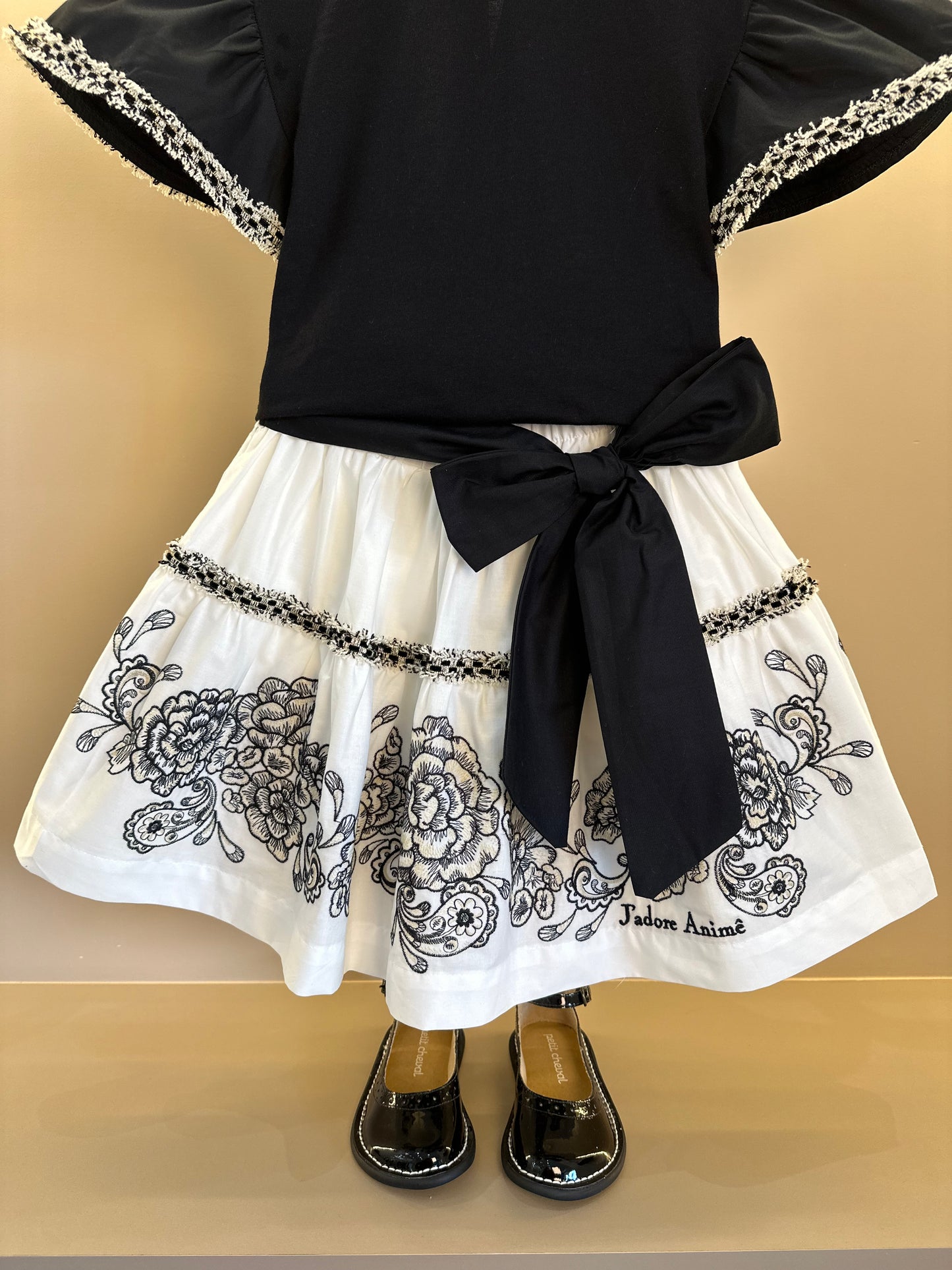 Conjunto Infantil Blusa Preta Detalhes Mangas e Saia Branca Flores - Animê