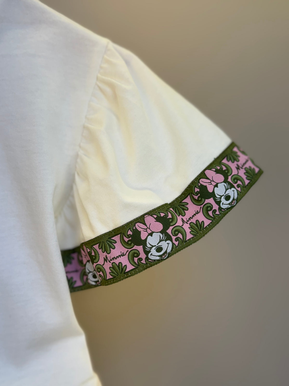 Conjunto Infantil Blusa Minnie Faixa Estilizada e Shorts Minnie Mouse Verde Forest - Animê