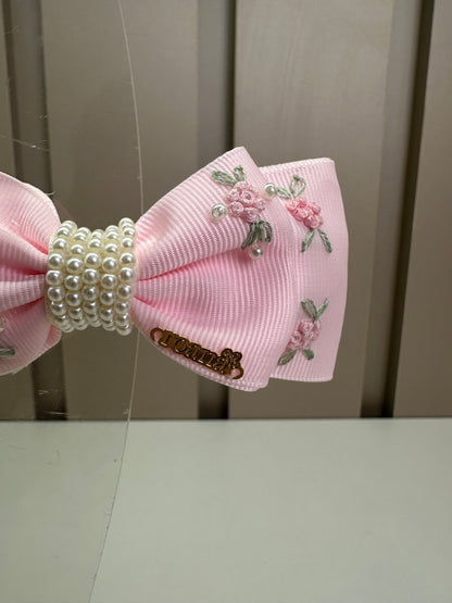 Presilha Infantil Laço Rosa Bordado Flores e Miolo Pérolas- Roana