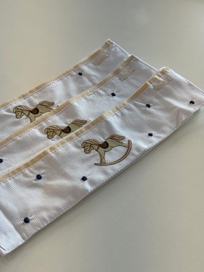 Kit 3 Fraldinhas Boca Bebê Luxo Bordadas Bege Cavalinhos - Roana