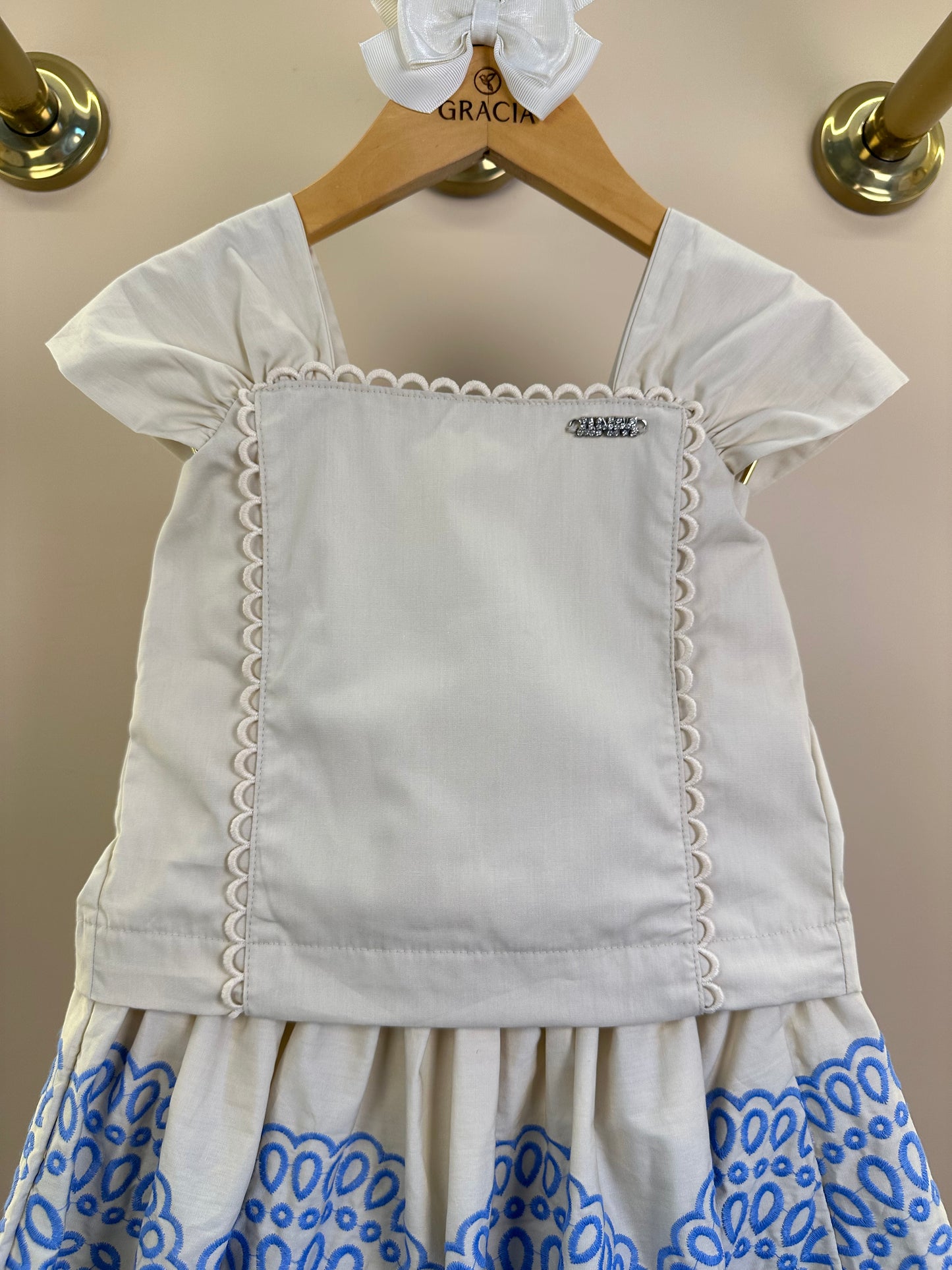Conjunto Infantil Off White Bata Mangas Bufantes e Saia Detalhes Azul - Animê