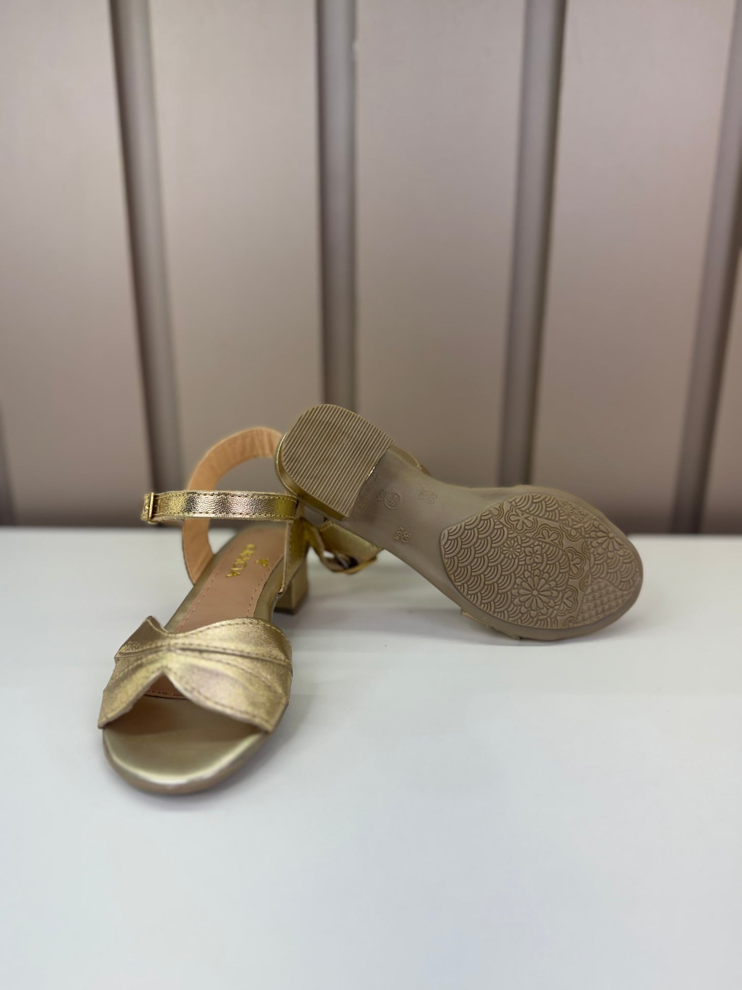 Sandália Infantil Saltinho Flor Dourada - Gracia