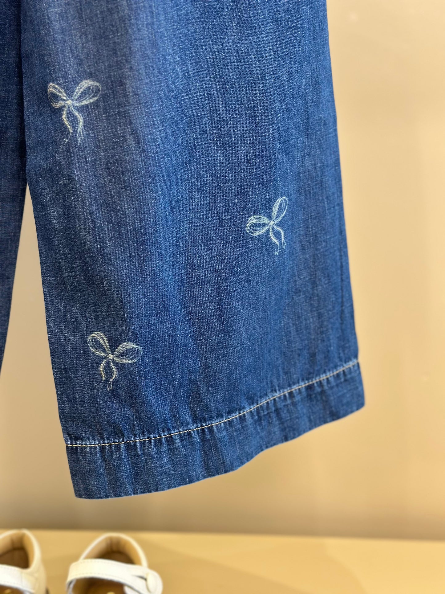 Conjuto Infantil Camisa Algodão Lacinhos Bordados e Calça Jeans - Pituchinhus