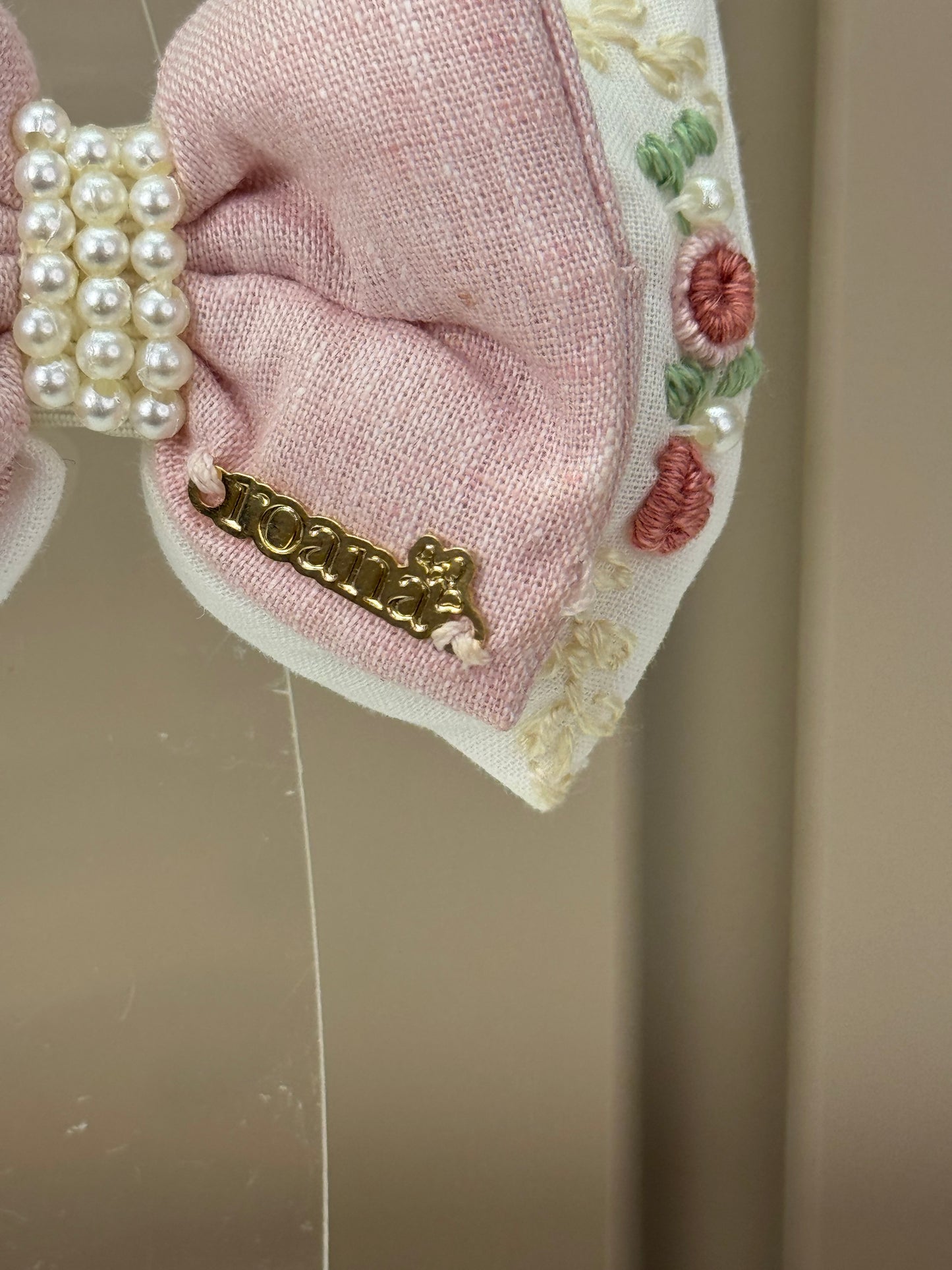 Laço Infantil Puffer Duplo Branco e Rosa Bordado Miolo Pérolas - Roana