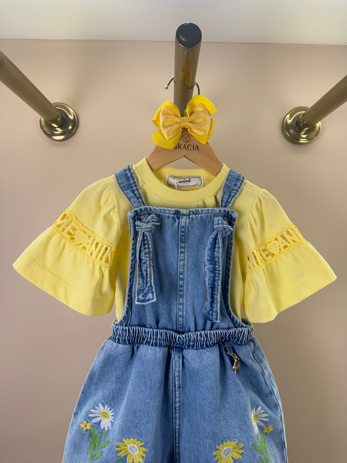 Conjunto Infantil Blusa Mangas Curtas Pingente Amarelo e Jardineira Jeans Bordado Floral - Animê