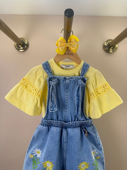 Conjunto Infantil Blusa Mangas Curtas Pingente Amarelo e Jardineira Jeans Bordado Floral - Animê