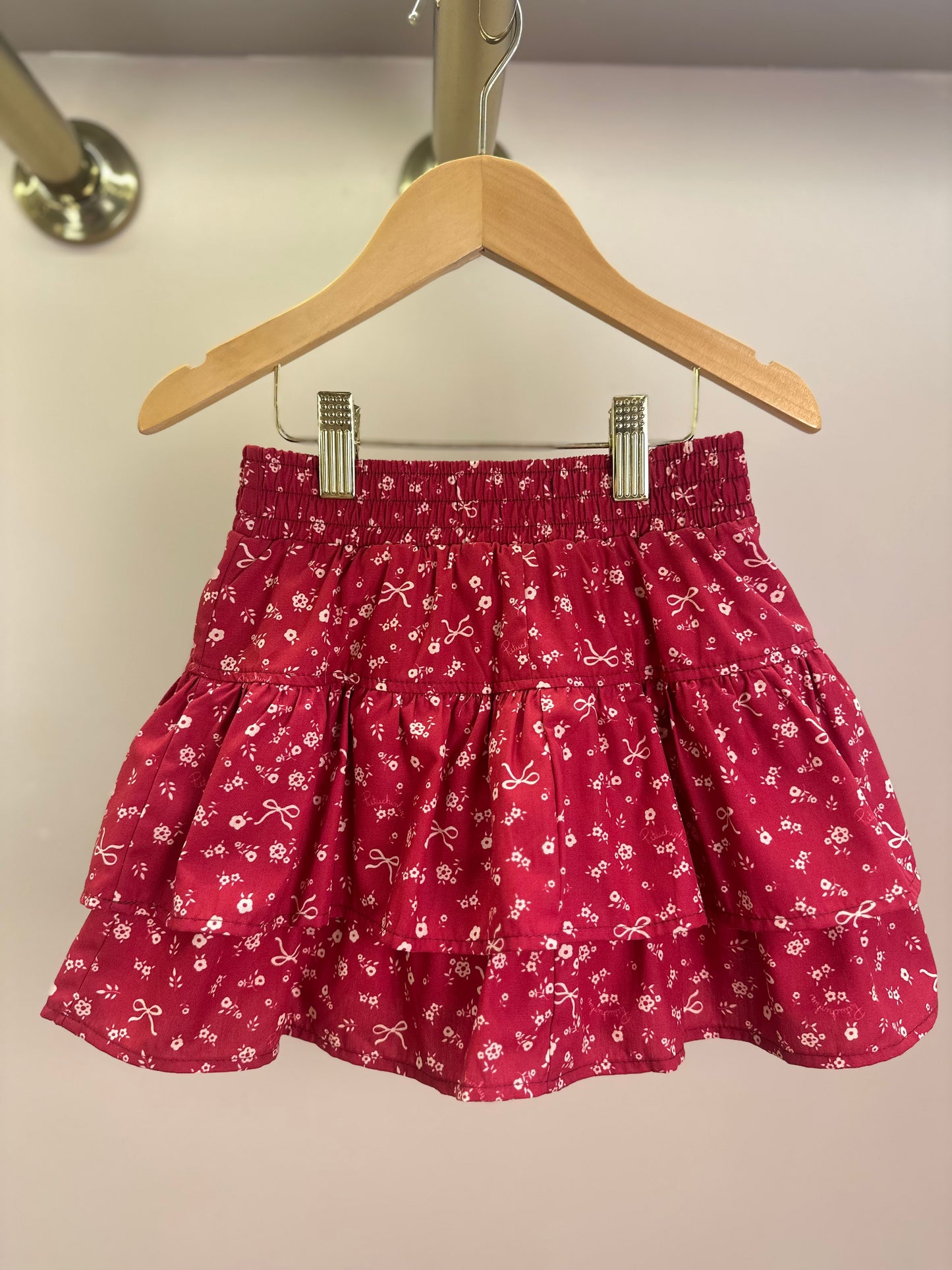 Conjunto Infantil Blusa Tricot Laço Bordado Pérolas E Cristais Bala de Cereja e Saia-shorts Mini Flores Babados e Laços