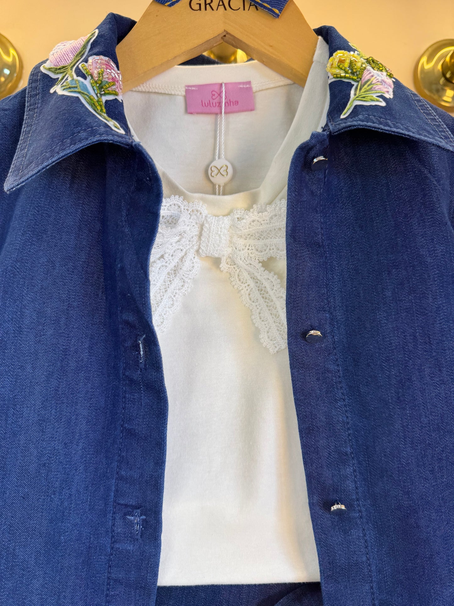 Conjunto Infantil Trio Blusa Gola Laise Removível, Camisa Jeans Leve ML Gola Bordada e Shorts-Saia Jeans Bordada Flores - Luluzinha