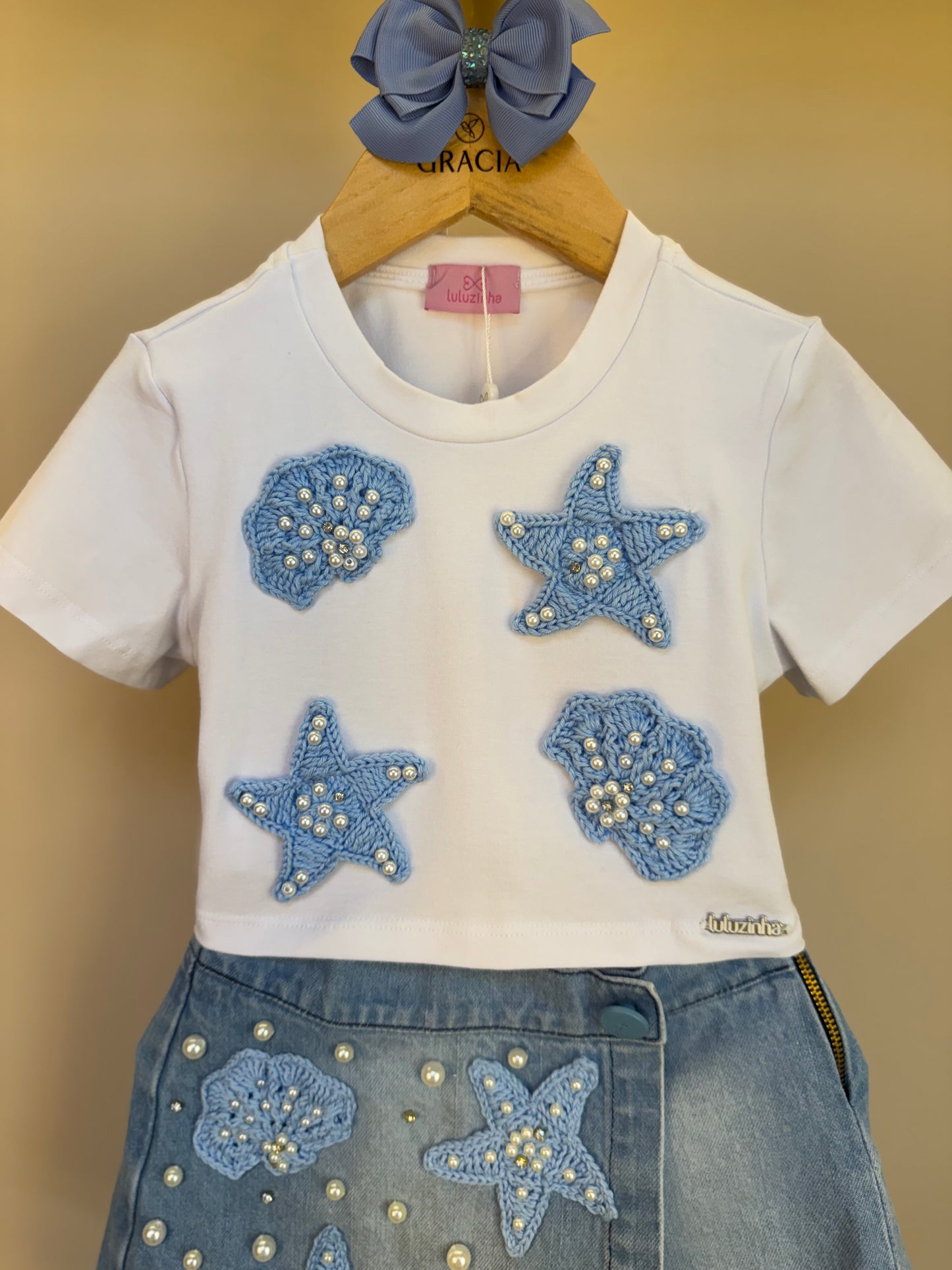 Conjunto Infantil Blusa Algodão Conchas e Shorts-saia Jeans Bordados e Crochê Estrelas do Mar - Luluzinha