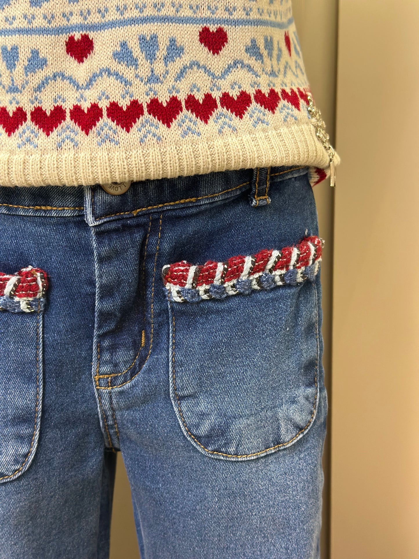 Conjunto Infantil Conceito Colete Tricot Corações e Calça Jeans Bolsos Bordados - Animê
